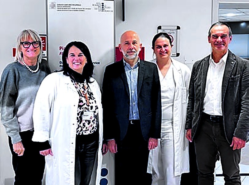 Ricercatrice al lavoro in laboratorio su uno studio farmacologico oncologico