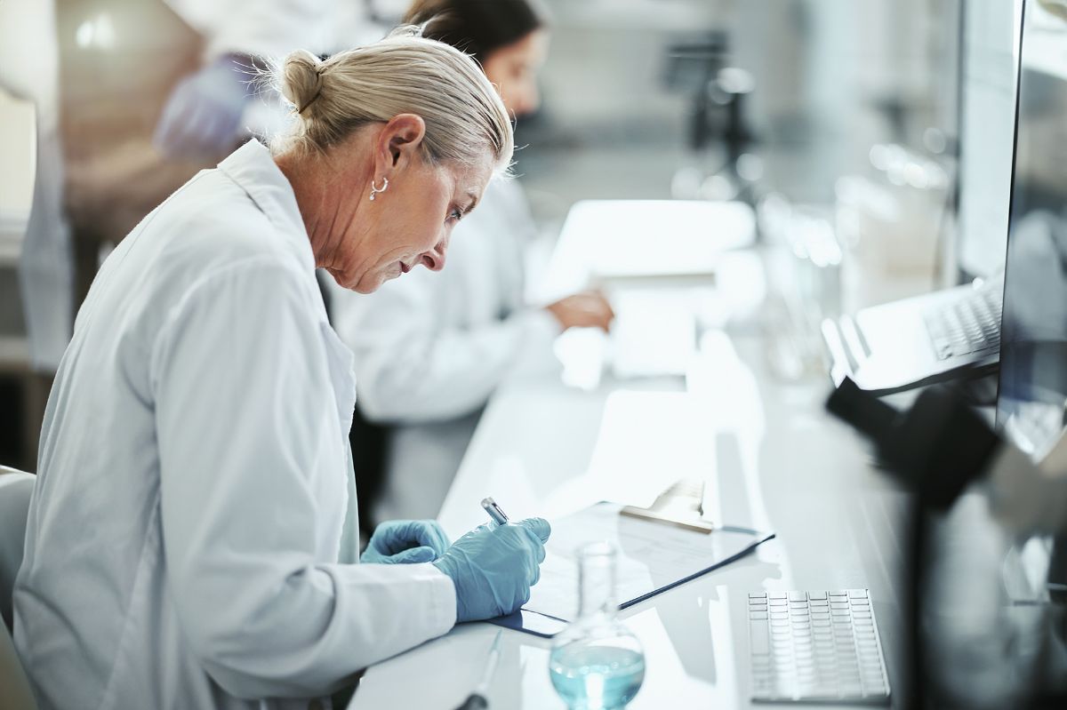 Ricercatrice al lavoro in laboratorio su uno studio farmacologico oncologico